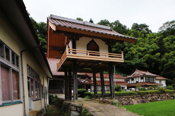 高輪寺　鐘楼門の屋根と回廊の改修