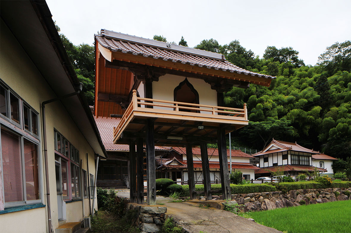 広島県三次市　高輪寺　鐘楼門の屋根と回廊の改修