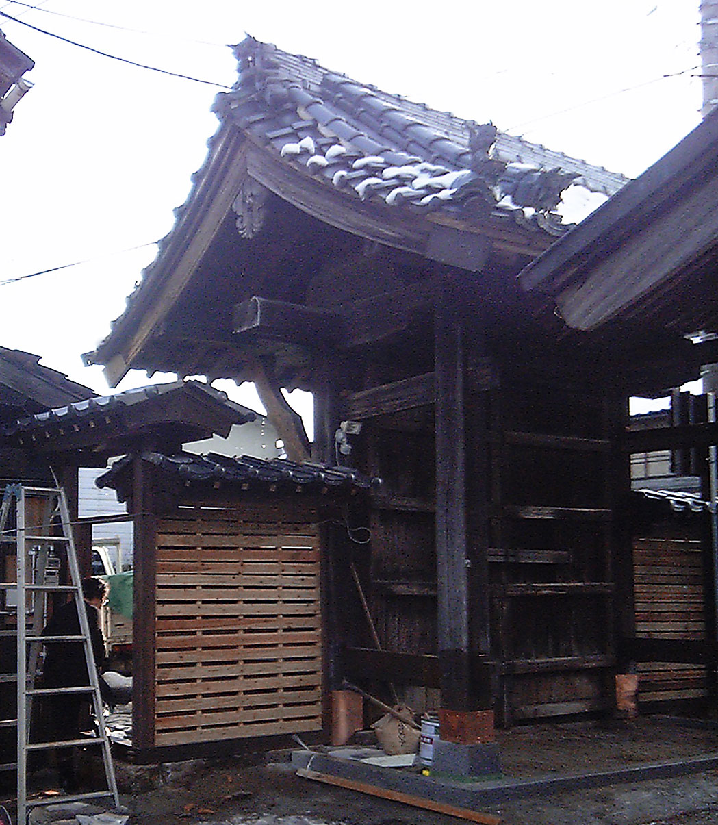 三勝寺　門改修工事　塀の改修中