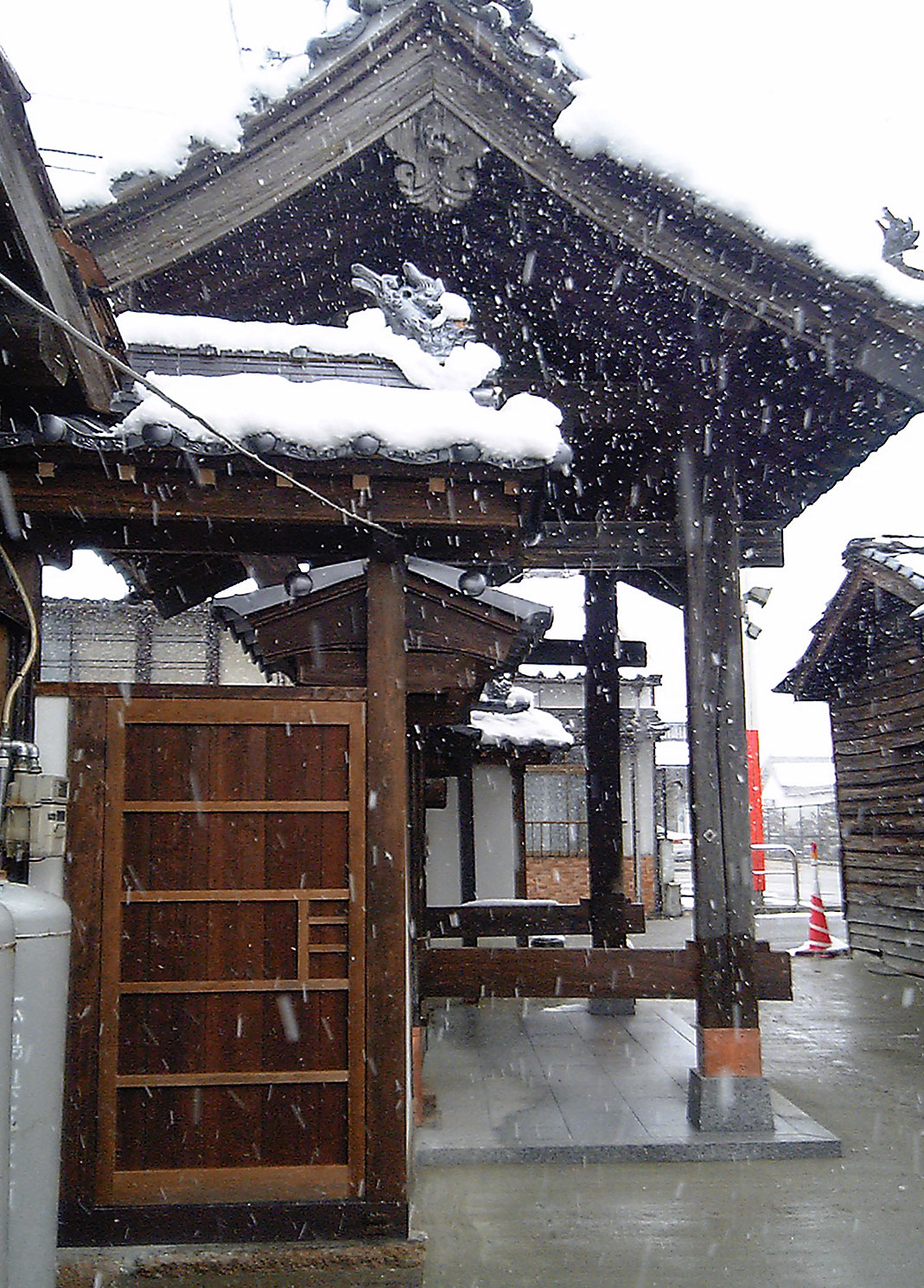 三勝寺　門改修工事　完成後の塀と入口