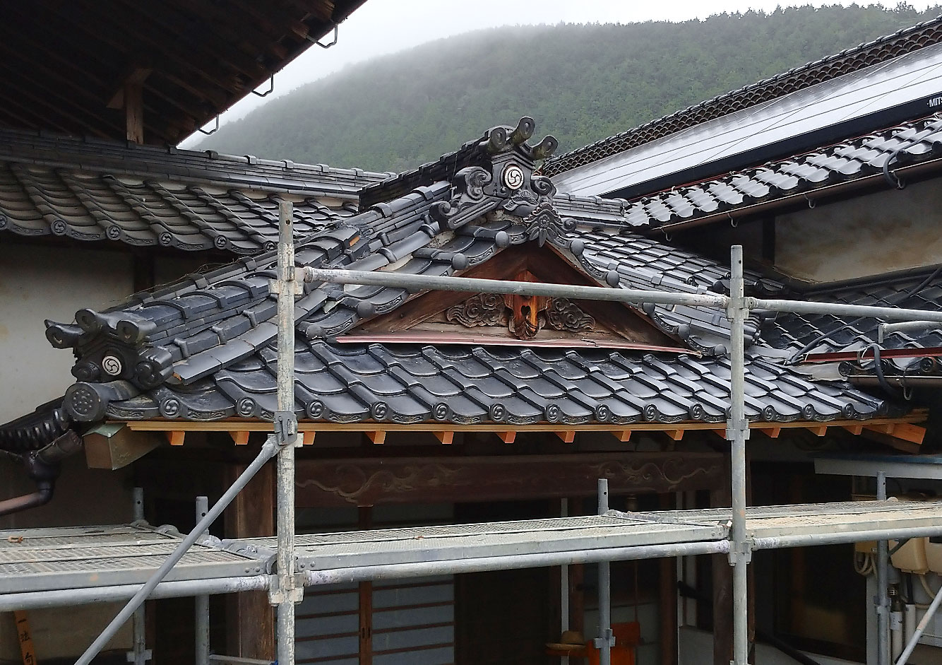 三勝寺　雪害修復工事　屋根　修復後に瓦を戻した状態