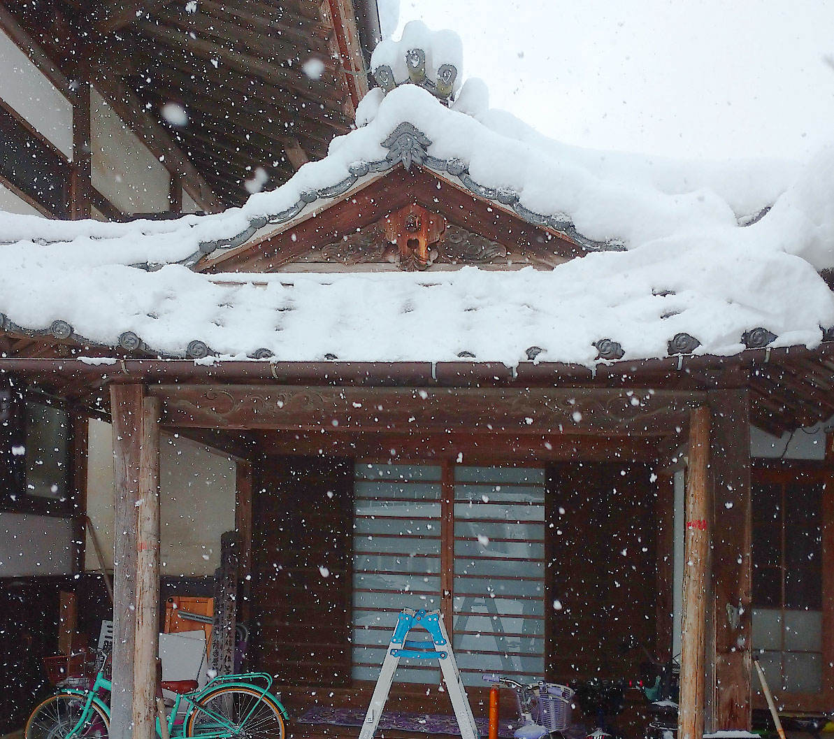 三勝寺　雪害修復工事　垂木が折れて屋根が沈んだ状態　