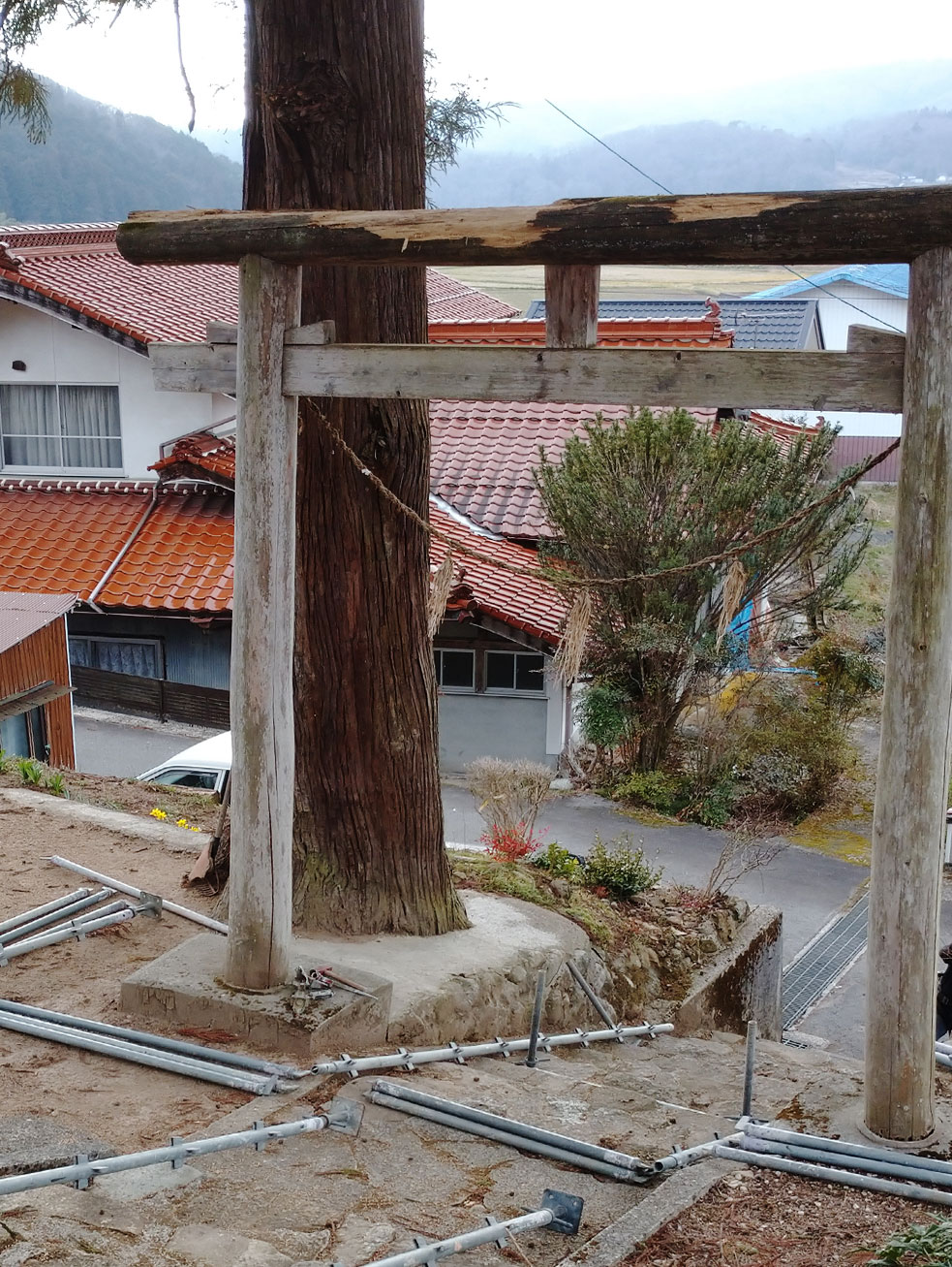 大歳神社鳥居修復工事　修復前2